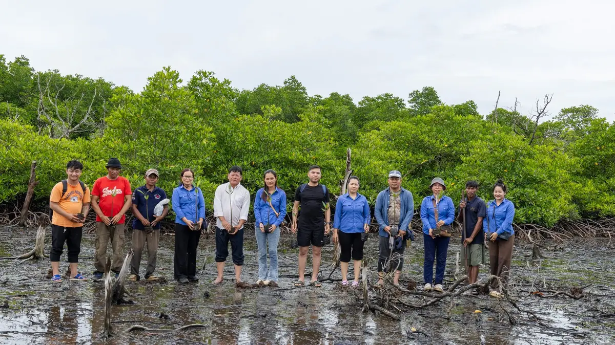 People taking part in a field visit among the Tumnob Rolok mangroves